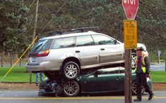 Subaru Outback leo lên nóc Toyota 86 trong vụ tai nạn liên hoàn hi hữu
