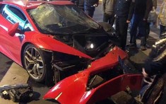 Siêu xe Lamborghini Huracan tông vào trụ cầu vượt, vỡ toang đầu nhưng vẫn được khen