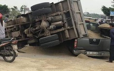 Video: Xe bán tải Nissan Navara đâm lật xe ba bánh chở cát tại Nam Định