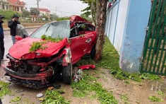 Video: Ô tô Toyota Vios đâm dải phân cách, văng vào gốc cây tại Quảng Bình, 1 người tử vong