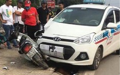 Video: Thanh niên đầu trần đi xe máy, phóng nhanh vượt ẩu, đối đầu taxi tại Thái Nguyên