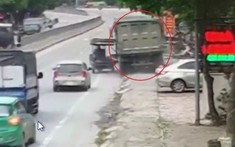 Video: Tránh xe 3 gác, xe ben leo lên vỉa hè rồi sập bánh xuống cống tại Thanh Hóa