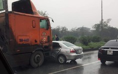 Video: "Tạt đầu" xe container, Toyota Vios bị tông ngang sườn tại Bắc Ninh