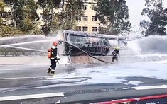 Video: Tài xế mải dùng điện thoại, xe bồn lật vào dải phân cách cứng, cháy ngùn ngụt trên cao tốc