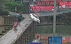 Mải đọc tin nhắn, nam thanh niên lao xe xuống sông sau khi lấy bằng lái ô tô được 10 phút