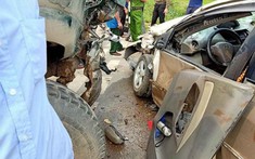 Vĩnh Phúc: Xe con Toyota Vios nát bét sau cú va chạm với ô tô tải, tài xế bị thương