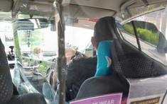 Giữa mùa dịch Covid-19, tài xế taxi công nghệ tự bảo vệ mình bằng những cách vô cùng sáng tạo