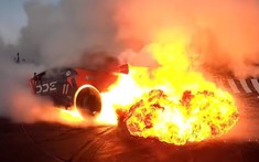 Chứng kiến siêu xe Lamborghini Huracan trình diễn drift, đâm vào rào, rồi bốc cháy mãnh liệt