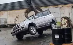 Dàn xe chống đạn của đại sứ quán Mỹ bị nghiền nát, có cả Toyota Land Cruiser và Cadillac DTS