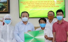 Các nhà hảo tâm tặng quà cho công nhân môi trường Tp.HCM