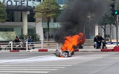 Hà Nội: Xe tay ga bất ngờ bốc cháy ngùn ngụt khi đỗ đèn đỏ đoạn qua ngã tư Tây Sơn