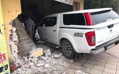 Vĩnh Phúc: Nhầm chân ga, nữ tài xế điều khiển xe bán tải đâm sập cửa nhà sắt vụn bên đường tại Phố Lồ