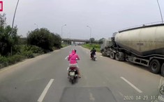 Hà Nội: Nữ "ninja" điều khiển xe máy bất ngờ quay đầu, dừng xe nhặt đồ khiến tài xế xe tải đạp phanh "cháy đường"