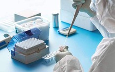 Sự khác nhau giữa test nhanh và test chậm để xác định người nhiễm với virus SARS-CoV-2