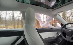 Đây là chuyện xảy ra nếu người lái nhảy ra khỏi xe Tesla khi kích hoạt hệ thống Autopilot