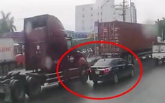 Video: Va chạm với xe đầu kéo, ô tô bị đẩy đi trên đường hơn 20 m mới dừng lại hẳn