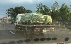 Nhìn ảnh này liệu bạn có đoán đúng siêu xe nào đang trùm bạt nằm trên xe chuyên dụng?