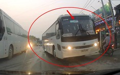 Thót tim với video xe chở công nhân lấn hẳn sang làn đường ngược chiều để lên vỉa hè chạy ở Quốc lộ 37
