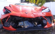 Mới mua Chevrolet Corvette C8 2020 được một ngày thì chủ xe gặp nạn