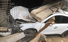 Điện Biên: Nữ tài xế đạp nhầm chân ga khiến xe Mazda CX-5 tông sập mái hiên nhà dân