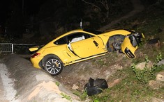 Tránh chó chạy rông trên cao tốc, tài xế điều khiển xe Porsche Cayman gặp nạn nghiêm trọng