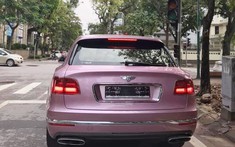Bất chấp dịch Covid-19, Bentley Bentayga màu hồng độc nhất Việt Nam vẫn dạo phố ở Hà Nội