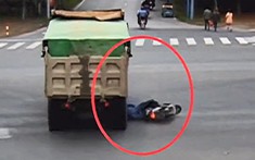 Video: Mũ bảo hiểm cứu mạng sống nam thanh niên chạy xe máy sau khi xảy ra va chạm với xe tải