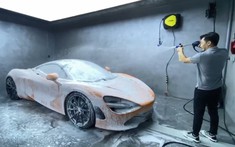 Không chỉ có cầu nâng xịn sò, garage của Cường "Đô-la" còn có chỗ rửa xe rất chuyên nghiệp
