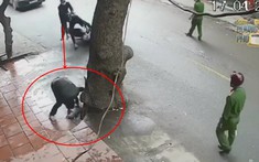 Video: 2 thanh niên chạy xe máy giật mình ngã xe khi thấy công an đang chốt chặn