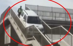 Video: Chạy lố trên cao tốc, tài xế quyết định cho ô tô leo hẳn lên cầu vượt đi bộ để quay đầu cho lẹ