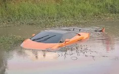 Xót xa với hình ảnh siêu xe Lamborghini Gallardo "tắm sông" tại Thái Lan