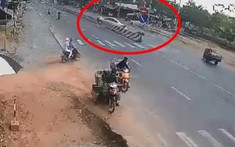 Video: Ô tô lao qua đường rồi tông vào xe máy chạy ngược chiều trước khi leo lên dải phân cách ở Long An
