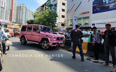 Mercedes-Benz G-Class màu hồng nữ tính bể mâm sau khi tông xe máy và dải phân cách