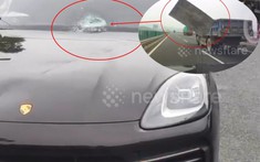 Video: Tấm ván bay từ thùng xe tải đập bể kính chắn gió xe Porsche đang chạy trên cao tốc