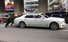 Hà Nội: Cảnh sát hỗ trợ đẩy chiếc xe siêu sang Bentley Mulsanne chết máy ở giữa đường