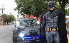 Chung tay chống COVID-19, Batman "đời thật" lái xe đi tuần trên phố, yêu cầu người dân tự giác về nhà