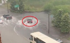 Tài xế liều mình phi thẳng siêu xe McLaren 600LT vào dòng nước ngập sâu và cái kết