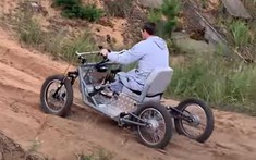 Khâm phục người Nga sáng chế xe điện dành riêng cho người khuyết tật biết off-road không kém ô tô 4x4