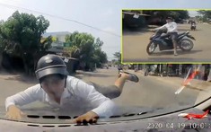 Video: "Soái ca" sơ mi trắng "drift" xe máy điệu nghệ trước khi đâm thẳng vào đầu xe ô tô