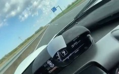 Chứng kiến siêu xe Ferrari LaFerrari vượt ngưỡng 370 km/h trên cao tốc Autobahn