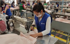 Ford đang sản xuất áo choàng bảo vệ từ chất liệu túi khí cho cuộc chiến chống COVID-19
