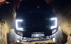 Chiếc Ford F-350 "đen đủi" nhất thế giới: Liên tục bị chủ nhân hành hạ, mới nhất là chôn xuống đất làm boong-ke