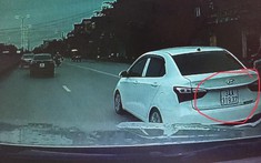 Khoảnh khắc tài xế Hyundai Grand i10 chạy ẩu khiến người đi xe máy ngã vào bánh xe container