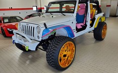 Thật khó tin khi có người bỏ hơn 2 tỷ đồng để độ ra chiếc Jeep Wrangler sặc sỡ này