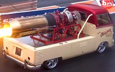 Chứng kiến khả năng "khạc lửa" của chiếc Volkswagen Bus 1958 với động cơ phản lực Rolls-Royce 5.000 mã lực