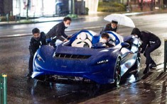Khổ như nhà giàu: Chi hơn triệu đô để tậu siêu xe McLaren Elva nhưng trời mưa thì vẫn ướt hết người