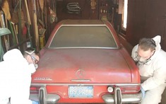 Xem cảnh chiếc Mercedes-Benz 280 SL được mang ra rửa dọn sau 37 năm nằm trong garage