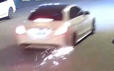 Chiếc Mercedes-Benz C200L bị tháo 1 bánh để ngăn người đàn ông say rượu lái xe nhưng không thành