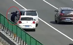 Video nữ tài xế dừng xe giữa cao tốc để... hỏi đường khiến ai xem cũng phải ngán ngẩm