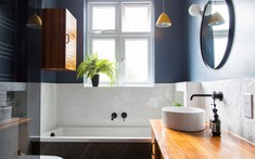 "Vẻ đẹp vượt thời gian" của phòng tắm nhỏ màu xanh - trắng